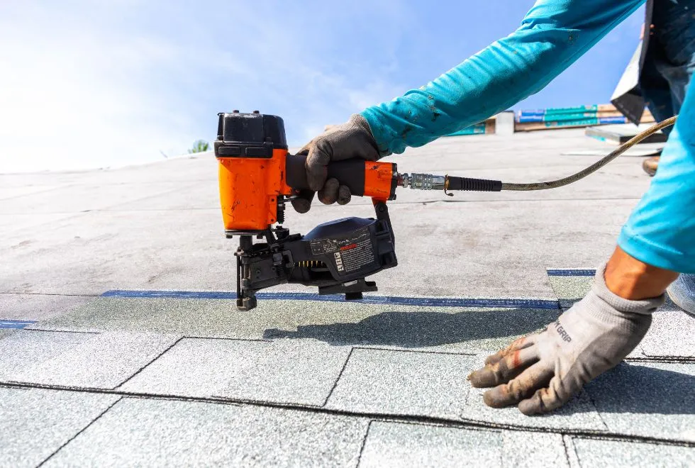 เจพี พรีเมี่ยมเฮ้าส์ ให้บริการติดตั้งหลังคาชิงเกิ้ลรูฟ โดยใช้เทคนิคที่ทันสมัย พร้อมรับประกันคุณภาพของวัสดุและงานติดตั้ง เพื่อให้บ้านของคุณมีหลังคาที่สวยงามและแข็งแรงที่สุด