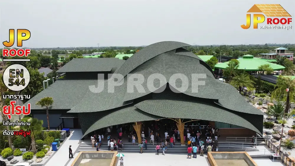 หลังคา ชิงเกิ้ลรูฟ มีความทนทานต่อฝนตกหนัก ลมแรง และสภาพอากาศที่เปลี่ยนแปลง ทำให้เหมาะกับสภาพอากาศในประเทศไทยที่มีฝนตกชุกและอากาศร้อนเกือบตลอดปี